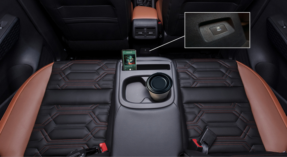 ACCOUDOIR CENTRAL ARRIÈRE ÉQUIPÉ DE PORTE-GOBELETS ET D'UN PORTE-TÉLÉPHONE.-Vehicule Feature Image